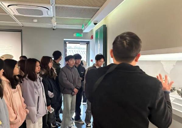 一群人站在门前

AI 生成的内容可能不正确。