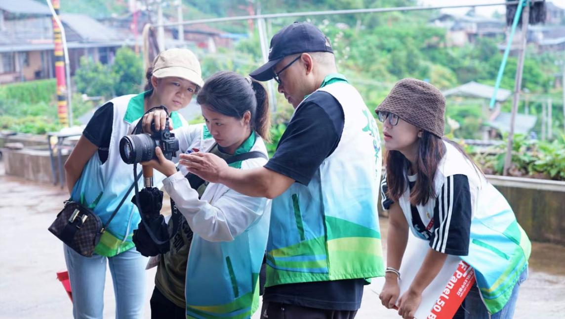 图片包含 人, 户外, 男人, 站

描述已自动生成