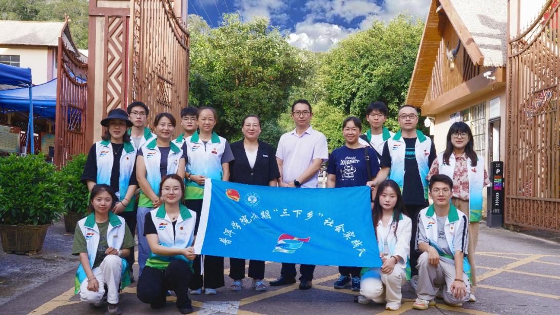 小孩们站在建筑前

中度可信度描述已自动生成