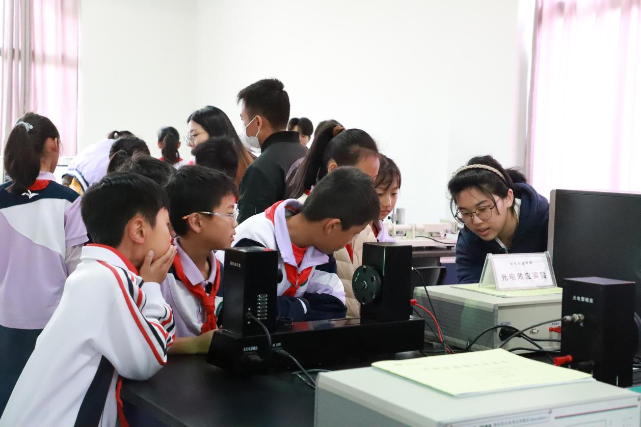 2024年12月22日，普洱学院举办主题为“探索科技奥秘·启迪未来梦想”的校园开放日活动，邀请普洱市民族中学、思茅区第六中学、思茅区倚象镇逸夫中学、思茅区第三小学、思茅区第六小学等11所中小学600余名师生进校共同开展思政教育活动，深入推进大中小学思政教育一体化建设，积极推动构建“1+7+N”思政工作体系，不断提高思政课的针对性和吸引力。