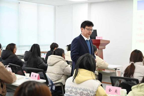 会议室里的人们

AI 生成的内容可能不正确。