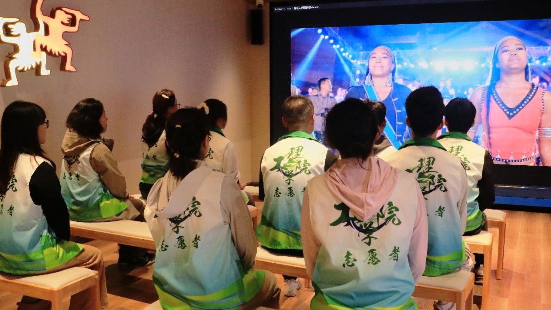 人们在看台上

低可信度描述已自动生成