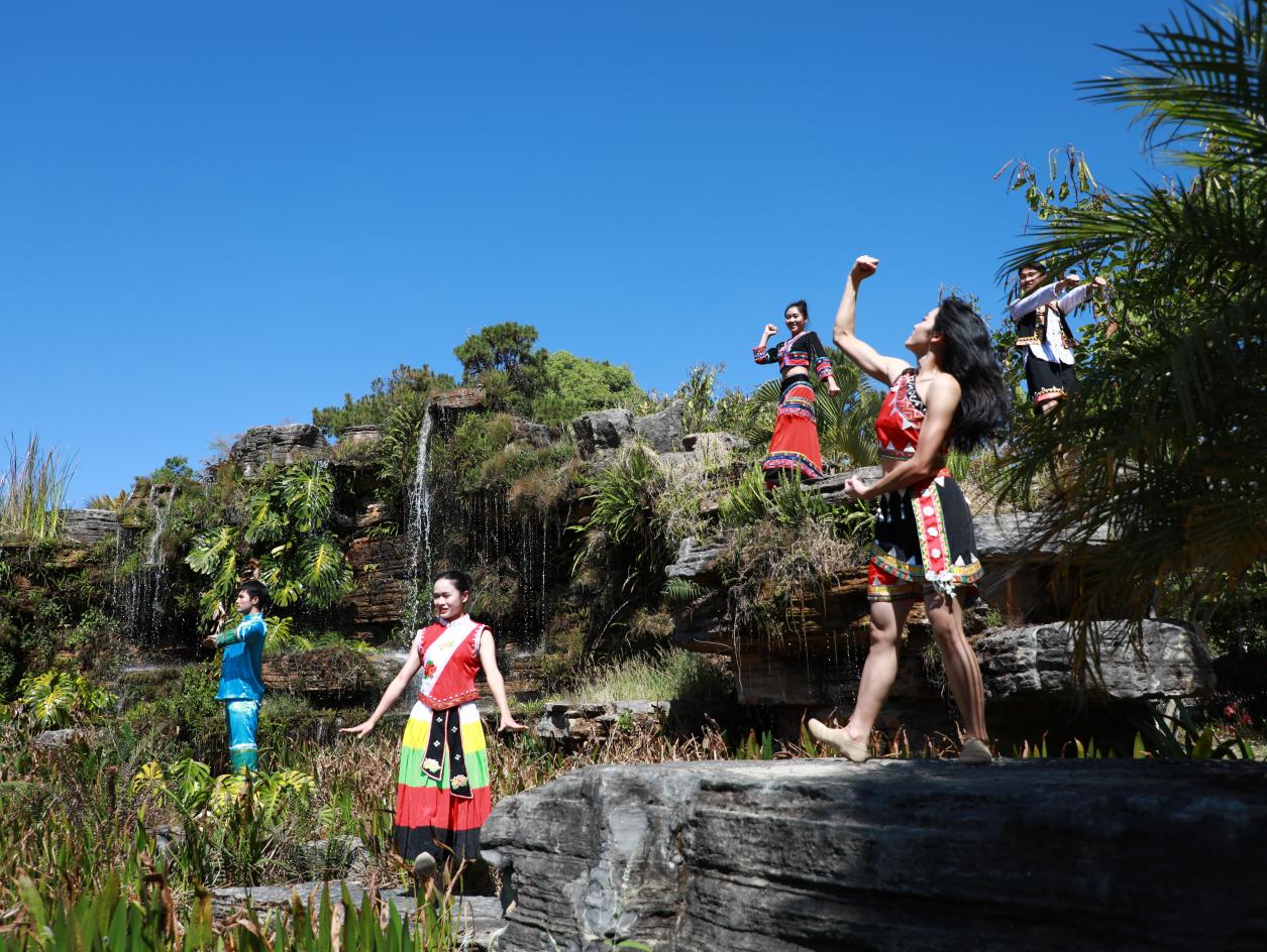 拍摄于2024年3月:普洱学院民族啦啦操队在云湖表演